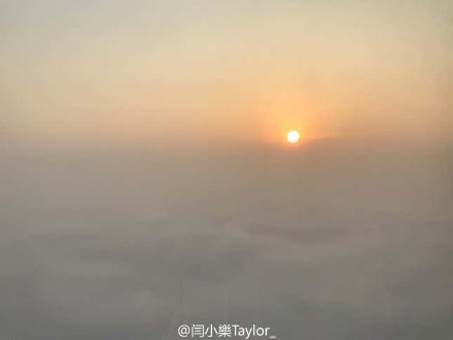 A resident in Beijing living on the 32nd floor said he thought he was on a plane on the morning of Jan.4,2017.