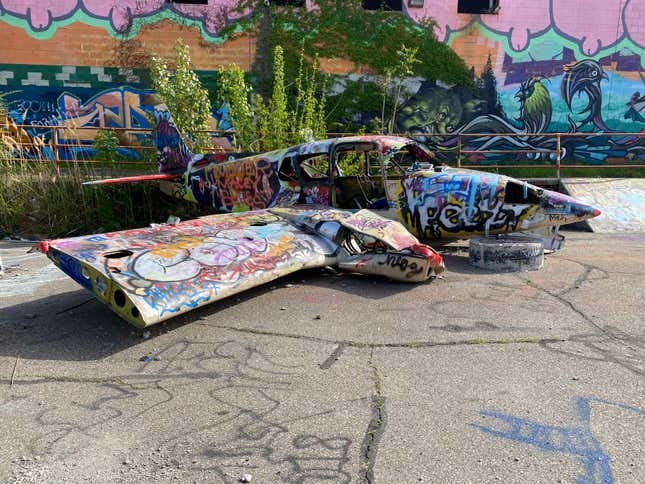 Image for article titled Here's How A Plane Ended Up In The Middle Of A Street In Detroit