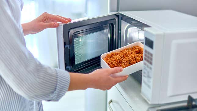 Image for article titled Social Media Is Wrong About Microwaves