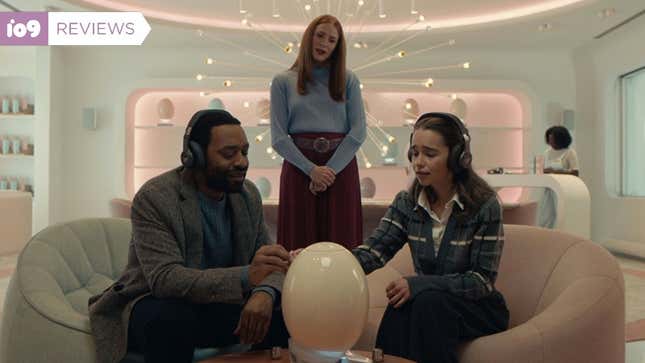 Emilia Clarke and Chiwetel Ejiofor with their pod in The Pod Generation.