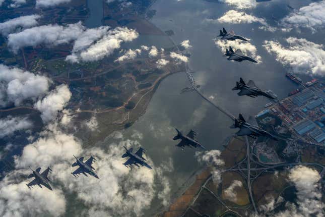 Cuatro F-15K de la Fuerza Aérea de la República de Corea y cuatro cazas F-16 de la Fuerza Aérea de los EE. UU. participan en un vuelo de escuadrón de ataque combinado