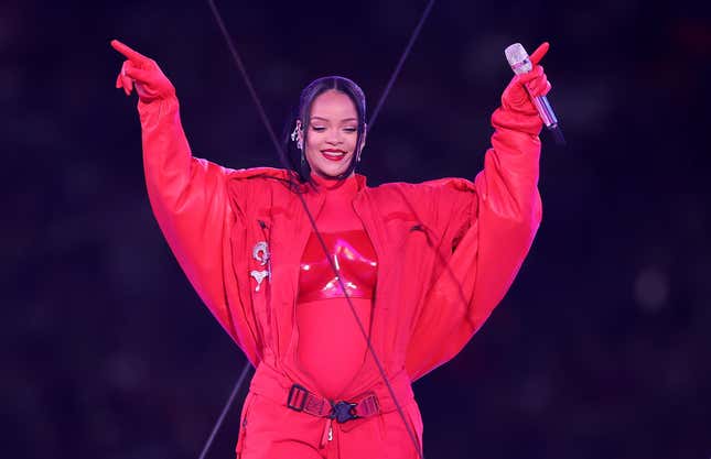 Image for article titled Rihanna, Jay-Z Praise Senior Citizens for Super Bowl Halftime Show Tribute