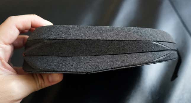 Esos pliegues sirven para aplastar la funda y que al menos ocupe menos espacio cuando esté vacía.