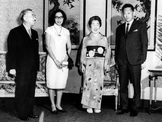Lee and his wife Kwa meet with Japanese Emperor Hirohito and his wife Empress Nagako in the Imperial Palace in 1968.