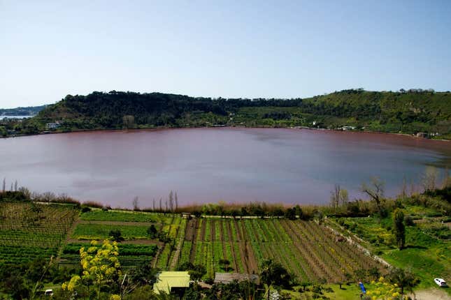 Imagen para el artículo titulado Un pintoresco lago italiano repentinamente se ha teñido de color rojo sangre