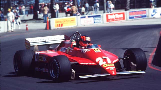 El difunto Gilles Villeneuve, el legendario piloto francocanadiense visto en acción conduciendo su coche de carreras Ferrari, 1982.