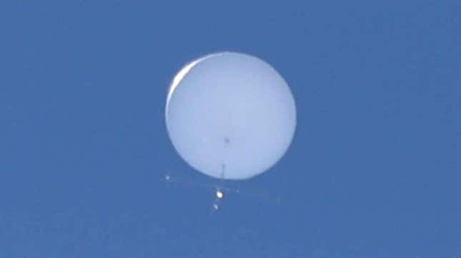 Una foto de un globo blanco gigante sobrevolando Japón en 2020