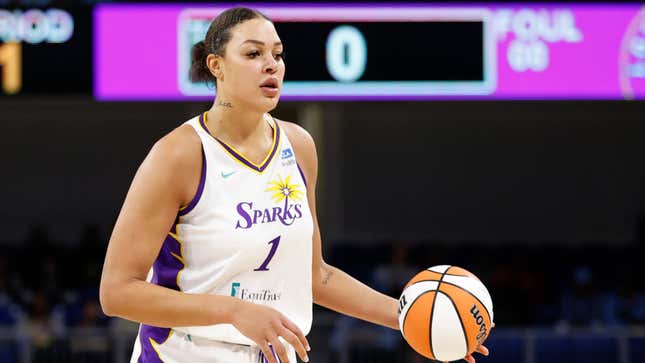 Image for article titled Former WNBA Star Liz Cambage Denies Using Racial Slur In 2021, Says She Wants To Play for Nigeria