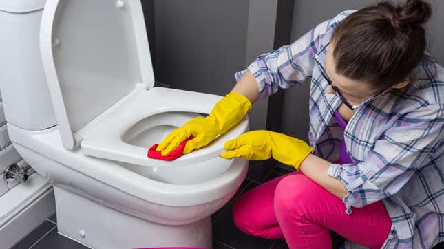 Image for article titled TikTok’s ‘Overloading’ Trend Is a Crappy Way to Clean Your Toilet