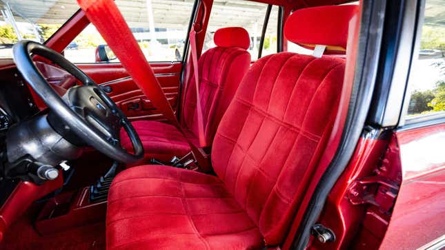 1989 Ford Escort LX Schrägheck, rote Sitze