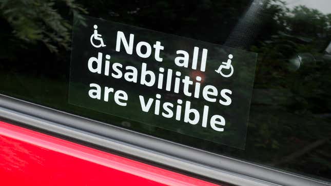 车窗上的贴纸上写着“并非所有的残疾都是可见的”，中间有两张残疾人标志的图片