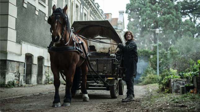Daryl está junto a un caballo y un carruaje en una carretera desierta en algún lugar de Francia.