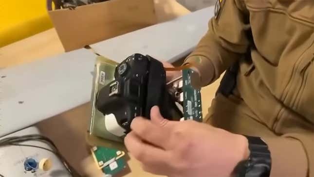 Imagen para el artículo titulado Ucrania intercepta un dron ruso y lo abre en un vídeo. Sus componentes son una sorpresa
