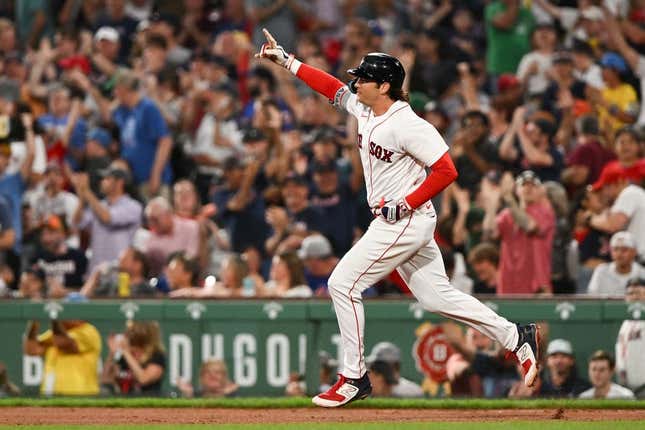 22. Juli 2023;  Boston, Massachusetts, USA;  Der erste Baseman der Boston Red Sox, Triston Casas (36), leitet die Basen, nachdem er im sechsten Inning im Fenway Park einen zweigeteilten Homerun gegen die New York Mets geschlagen hat.