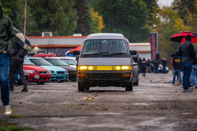 Image for article titled Longroof Fanatics Celebrate Luggage Space At WagonFest