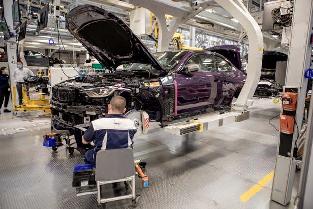 Image for article titled BMW Will Spend $870 Million To Make EVs and Batteries in Mexico