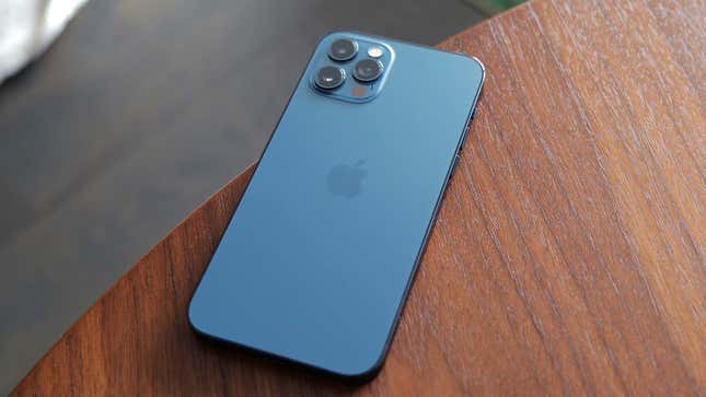 Imagen para el artículo titulado El iPhone 14 cambiaría el notch por un agujero en la pantalla para la cámara