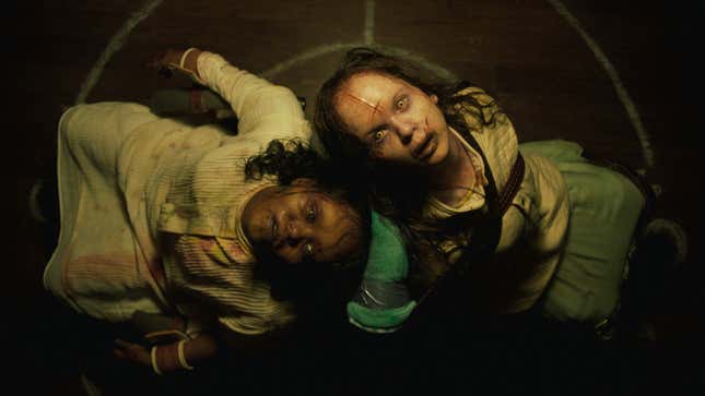 Eine Aufnahme von Lidya Jewett und Olivia Marcum aus Exorcist: Believer schreit: „Zwei Tickets für Eras, bitte.“ 