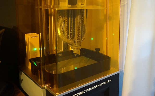 Una pieza recién salida de la impresora 3D Anycubic Photon M3 Premium