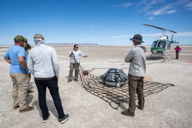 Técnicos de la NASA, durante el simulacro de recogida de la cápsula con muestras de OSIRIS-REx.