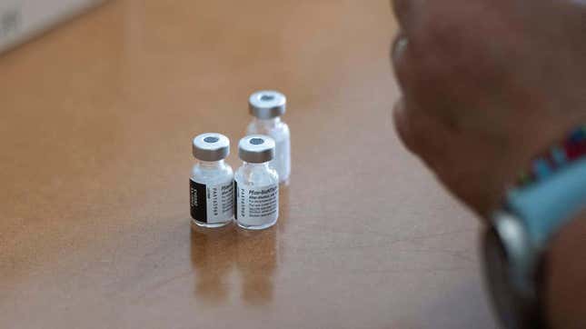 Imagen para el artículo titulado Pfizer asegura que el refuerzo de su vacuna ofrece protección contra la variante ómicron