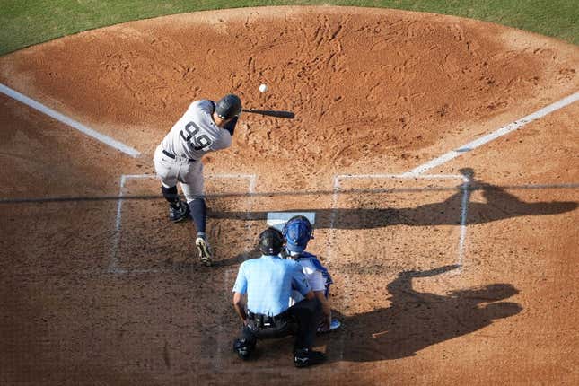 3 juin 2023 ;  Los Angeles, Californie, États-Unis ;  Le voltigeur droit des Yankees de New York Aaron Judge (99) poursuit sur un coup de circuit en sixième manche alors que le receveur des Dodgers de Los Angeles Will Smith (16) et l'arbitre du marbre John Tumpane (74) regardent au Dodger Stadium.