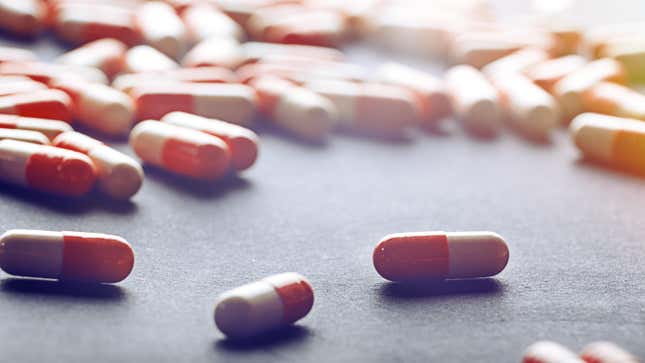 Imagen para el artículo titulado Las píldoras falsificadas se están volviendo más mortales en Estados Unidos