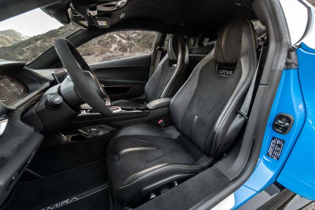 Los asientos delanteros y el interior del Lotus Emira 2023.