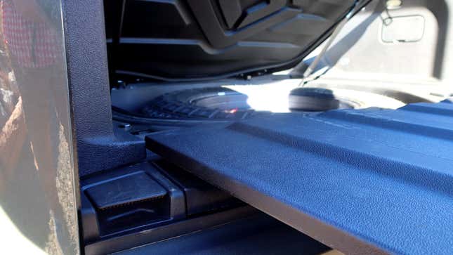 Image for article titled Your Guide To The 2022 Rivian R1T Electric Pickup's Incredible Gadgets