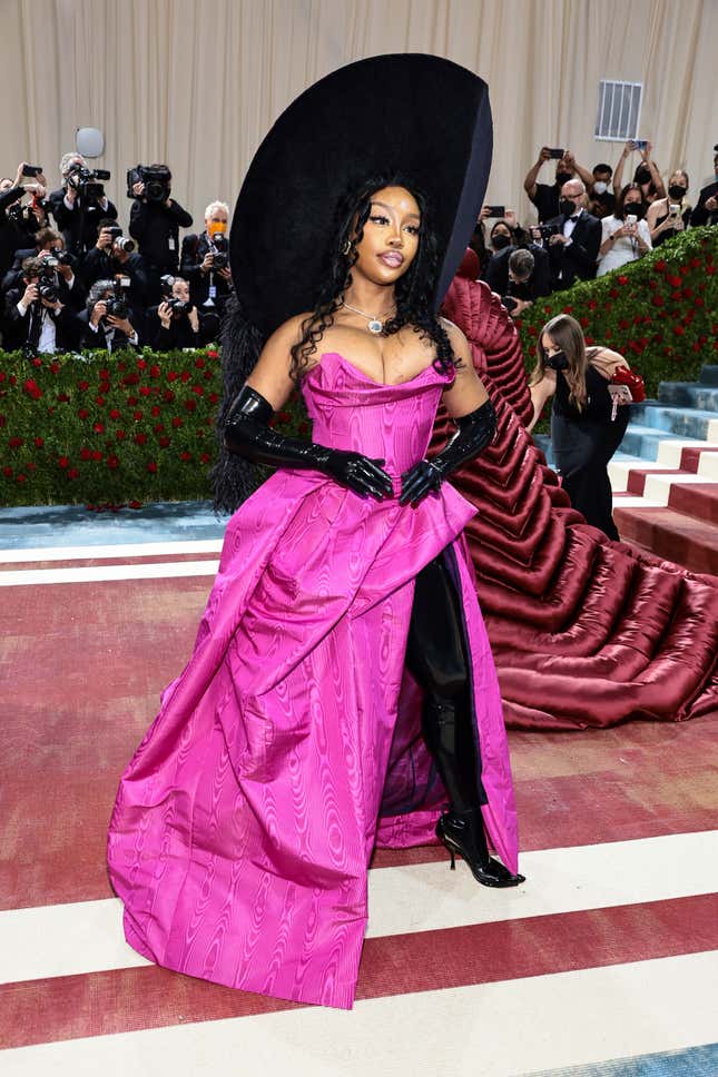 Image for article titled 2022 Met Gala Attendees Dazzle on the Red Carpet