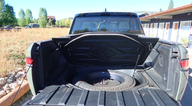Image for article titled Your Guide To The 2022 Rivian R1T Electric Pickup's Incredible Gadgets