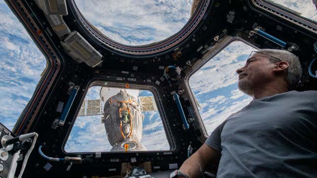 Imagen para el artículo titulado El astronauta Mark Vande Hei rompe el récord del vuelo espacial más largo de la NASA