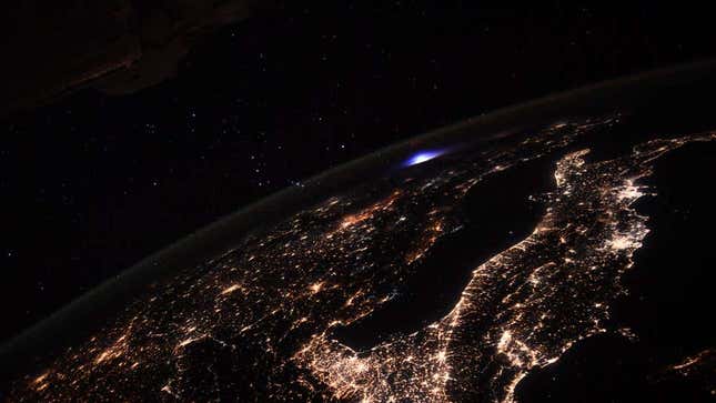 Imagen para el artículo titulado Qué es ese enorme destello azul en la atmósfera de la Tierra que capturó un astronauta