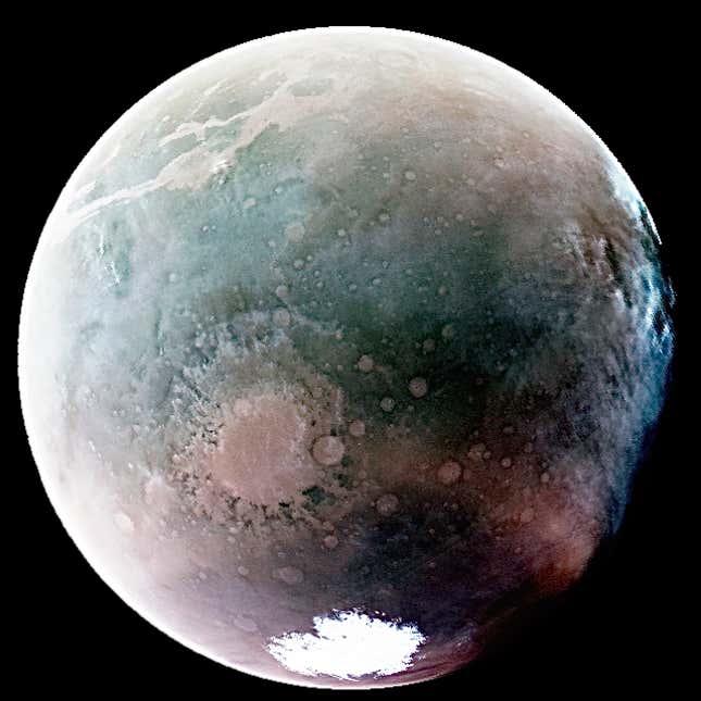 Imagen para el artículo titulado La sonda MAVEN nos muestra Marte como nunca antes. Este es el aspecto del planeta en el espectro ultravioleta