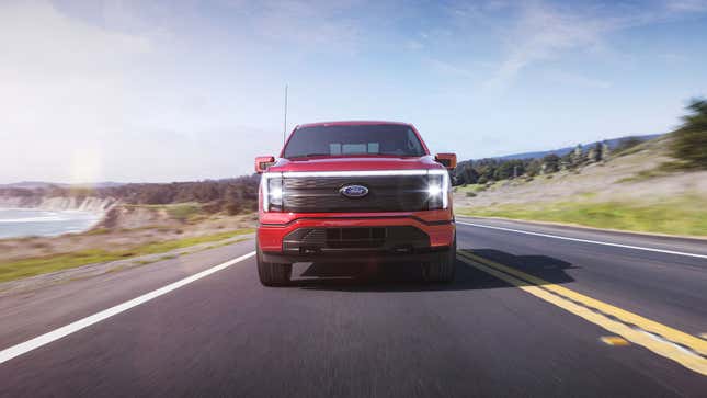 Imagen para el artículo titulado Ford revela la F-150 Lighting, su primera y esperadísima camioneta eléctrica
