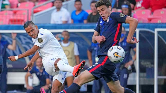 Honduras’ Edwin Rodríguez shoots past Gio Reyna during CONCACAF Nations League semi.
