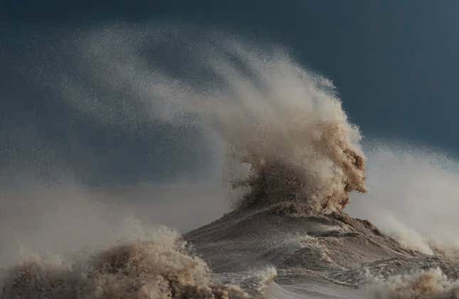 Image for article titled Photos: The massive, mountainous waves of Lake Erie