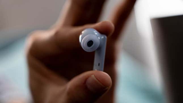 Los auriculares tienen resistencia al polvo y al agua IP54.