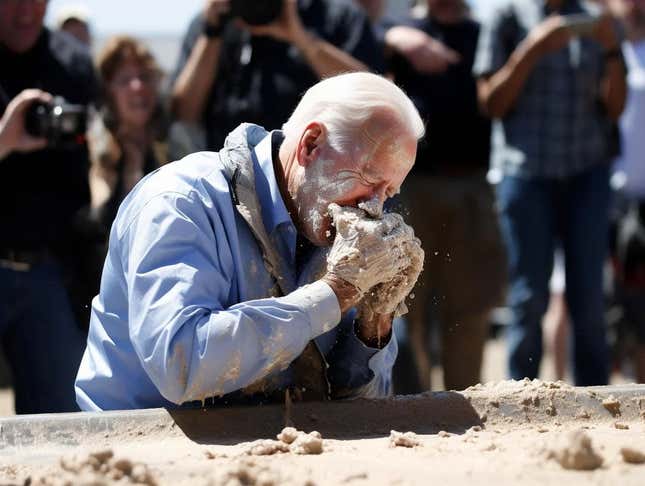 Imagen para el artículo titulado Una IA genera fotos de un concurso de comer cemento entre celebridades. Gana el Papa Francisco