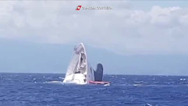 Imagen para el artículo titulado Graban en video cuando un yate de 40 metros se hundió frente a la costa de Italia