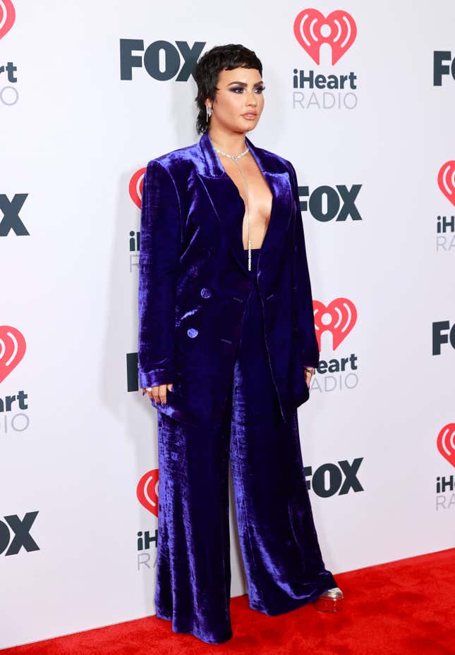 Image for article titled The iHeartRadio Music Awards Red Carpet Was So Spectacularly Bad... Maybe It Was Good?