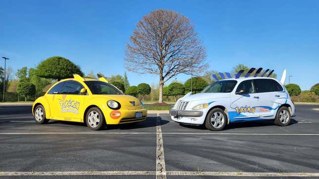 Die Autos Pikachu und Lugia stehen auf einem Parkplatz.