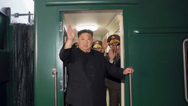 Auf diesem von der nordkoreanischen Regierung zur Verfügung gestellten Foto winkt der nordkoreanische Führer Kim Jong Un am 10. September 2023 aus einem Zug in Pjöngjang, Nordkorea, auf dem Weg nach Russland.