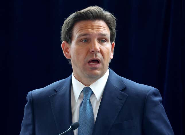 Image for article titled Massive Twitter Bot Farm Is Heaping Praise on Trump and Trashing DeSantis