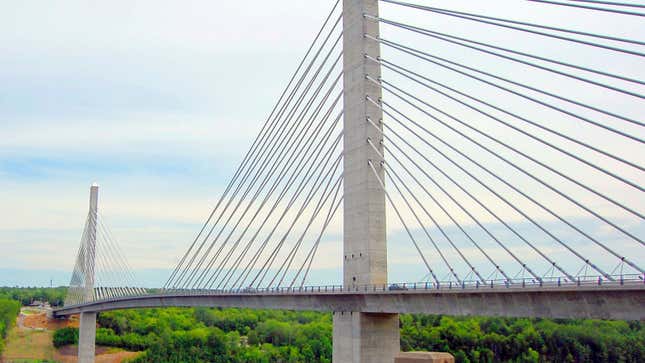 A photo of a suspension bridge in the USA. 