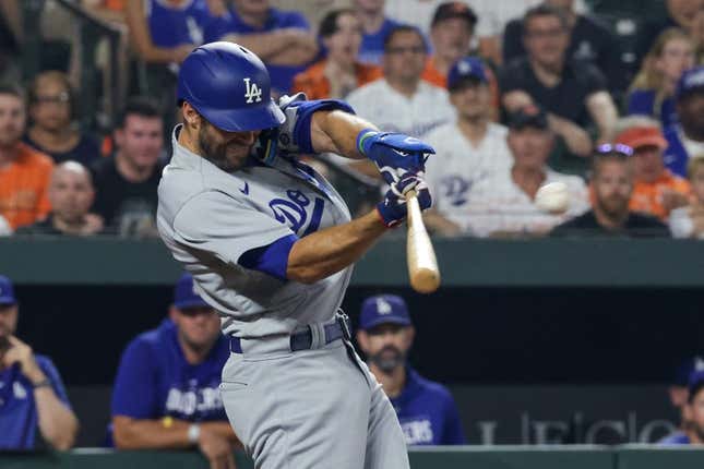 17. Juli 2023;  Baltimore, Maryland, USA;  Der Shortstop der Los Angeles Dodgers, Chris Taylor (3), erzielt im Oriole Park bei Camden Yards einen Grand Slam im sechsten Inning gegen die Baltimore Orioles.