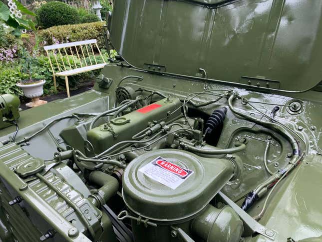 Imagen para el artículo titulado A $20,000, ¿contrataría este 'Jeep' M151A2 de 1977 restaurado?