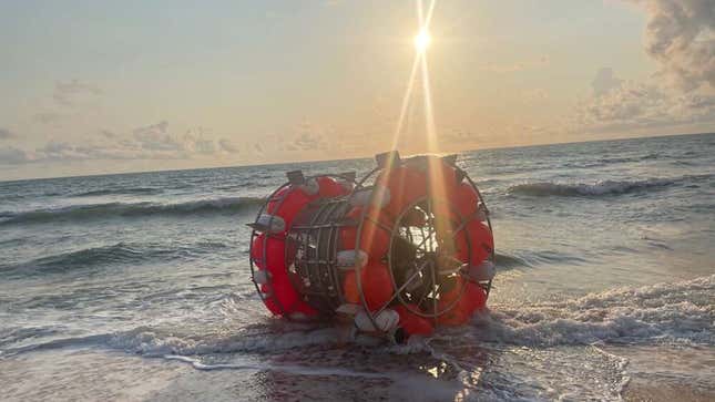Imagen para el artículo titulado Un hombre trata de hacer Florida-Nueva York por mar en una rueda de hámster gigante con globos. No sale bien