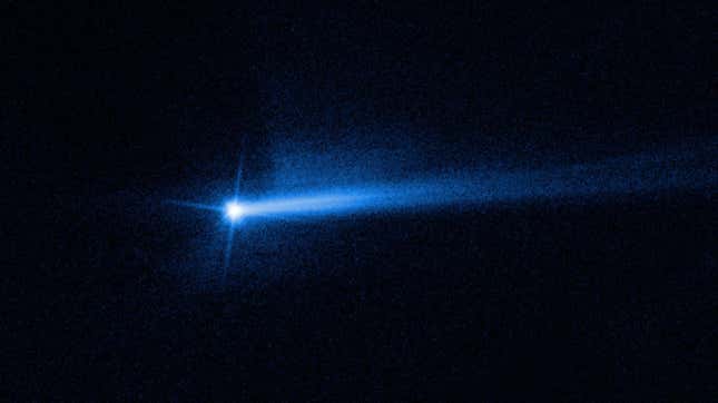 Imagen para el artículo titulado Ha aparecido una nueva cola tras la misión DART y el Hubble la ha conseguido fotografiar