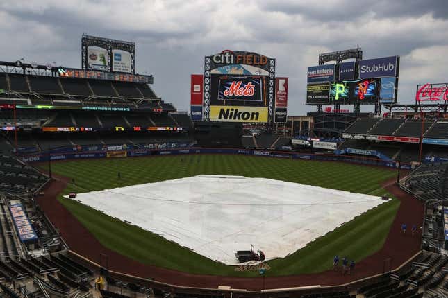 2021. július 8.; New York City, New York, USA; A Pittsburgh Pirates és a New York Mets közötti meccs elhalasztása előtt ponyva fedi a pályát.